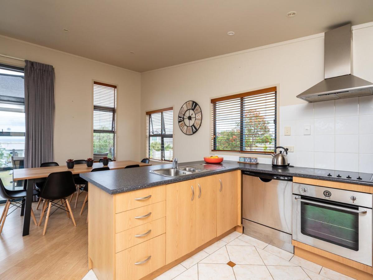 Oceans 8 - Mangawhai Heads Holiday Home ภายนอก รูปภาพ